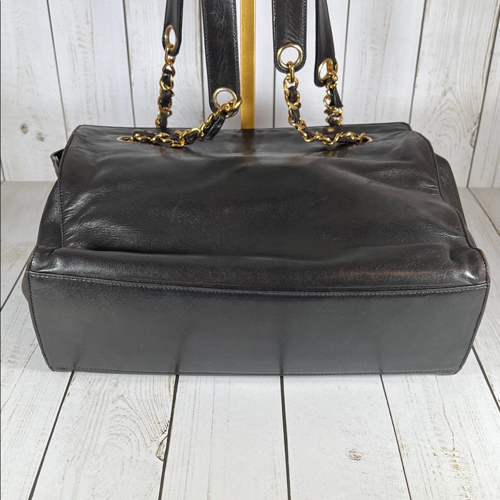 CHANEL • Authentic Vintage Shoulder Bag - Picture 5 of 12